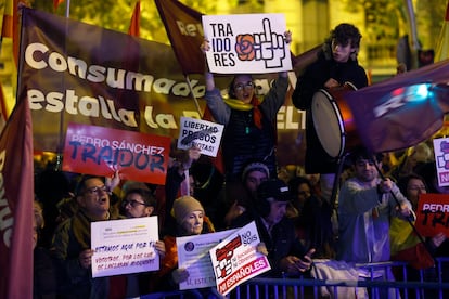 Imagen de esta noche de los manifestantes ante la sede del PSOE en Madrid.