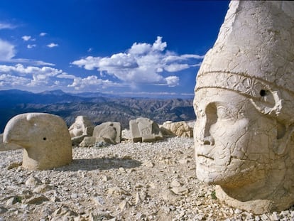 Cabezas gigantes del rey-dios, en Nemrut Dagi.