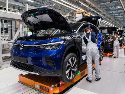 Cadena de montaje de coches en la fábrica de Volkswagen en Zwickau, Alemania.