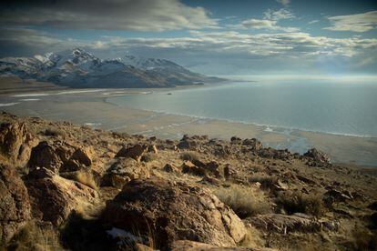 El Gran Lago Salado se despliega a los pies de la cordillera Wasatch.
