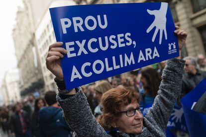 Una mujer sostiene un cartel con la leyenda "¡nough excusas !, bienvenidos ahora" durante la manifestación.