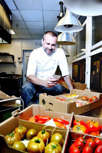 Rodrigo de la Calle, nuevo chef del hotel Villa Magna, retrata unos tomates con el móvil.