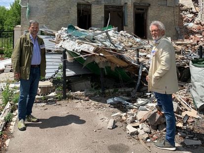 Sergio Jaramillo y Héctor Abad Faciolince frente a un edificio en ruinas.