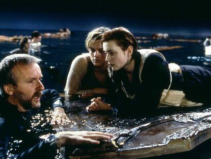 James Cameron da órdenes a Winslet y DiCaprio durante el rodaje de 'Titanic'.