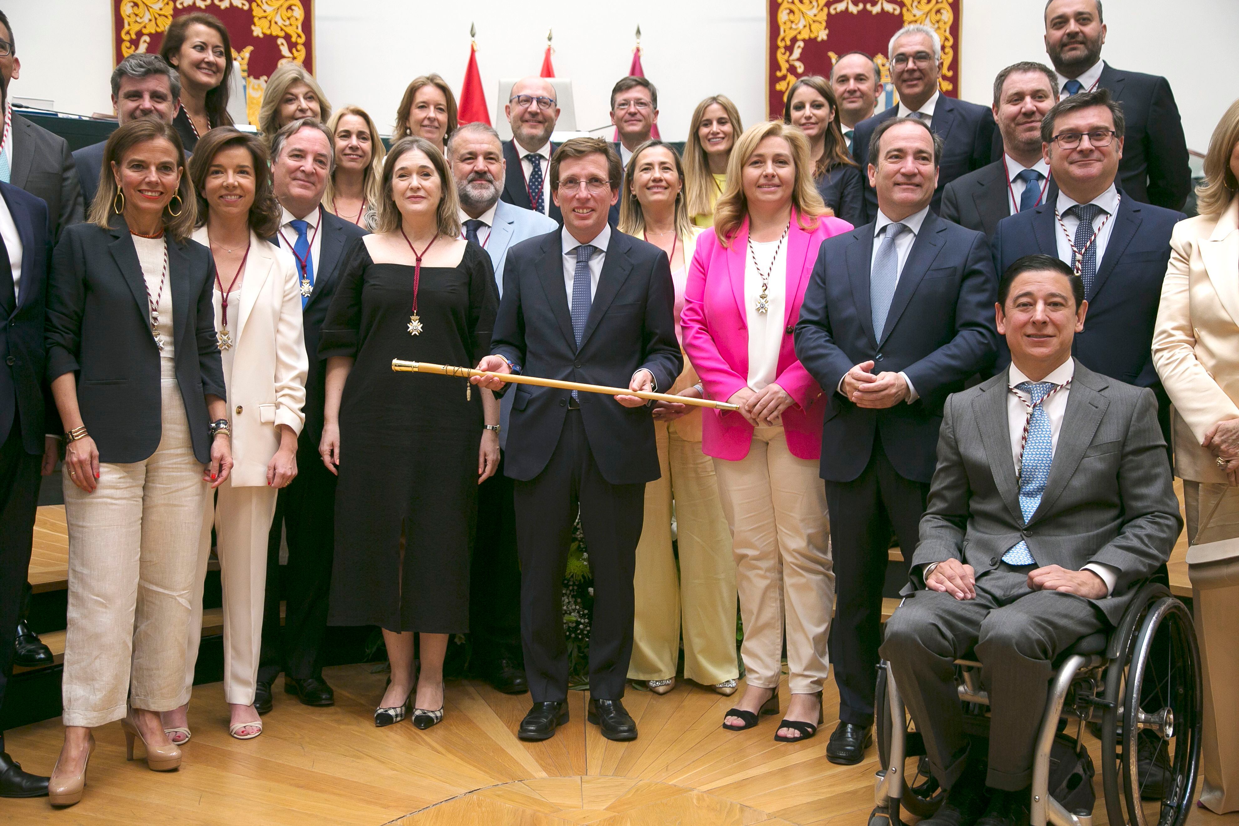 El alcalde de Madrid, José Luis Martínez-Almeida (centro), posa con el grupo PP en la sesión de constitución del Ayuntamiento de Madrid, este sábado. 