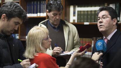 Pedro Izquierdo atiende a los medios tras el sorteo público del jueves.
