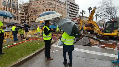 El alcalde de Palma, José Hila, visita los trabajos de reparación del  socavón que ha aparecido en las Avenidas en Palma, este martes. 