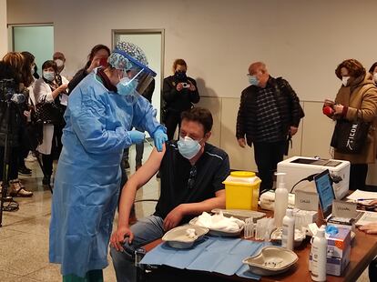 Pedro Montilla Ilustre, primer profesional sanitario vacunado contra la covid-19 en La Rioja.