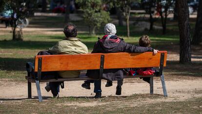 Una familia descansa en la Casa de Campo en Madrid.