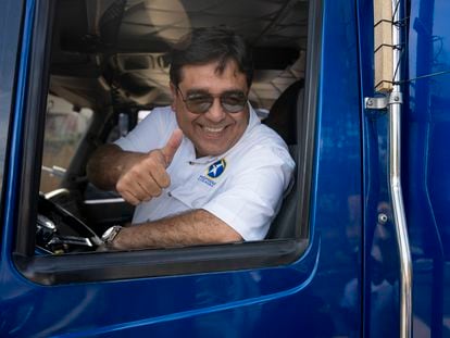 Carlos Pineda saluda a sus seguidores desde un camión, durante un acto de campaña en Ciudad de Guatemala, el pasado 14 de mayo.