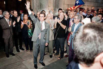 Artur Mas, el 20 de septiembre de 2012, saluda en la plaza de Sant Jaume (Barcelona) tras su reunión con Mariano Rajoy en La Moncloa.