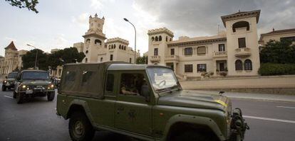 Un convoy de veh&iacute;culos militares saliendo del cuartel del Bruc. 