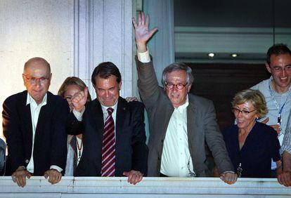El cabeza de lista de CiU en Barcelona, Xavier Trias, saluda a los militantes acompañado de su esposa, Puri Arrufat, y Artur Mas y Josep Antoni Duran Lleida desde el balcón del hotel donde se celebró la noche electoral del 22 de mayo de 2011.