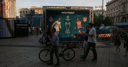 Cartel promocional de la Champions League de Cristiano Ronaldo y Fernando Torres.
