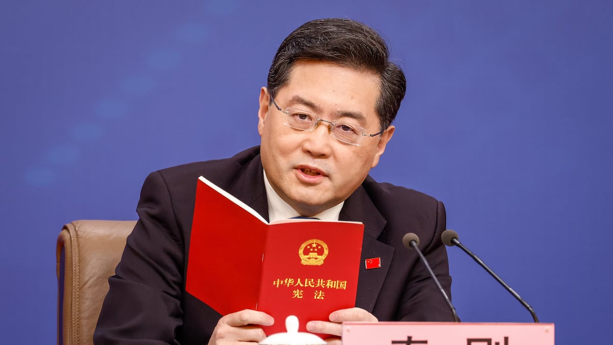 China borra todas las referencias al ministro de Exteriores recién destituido | Internacional