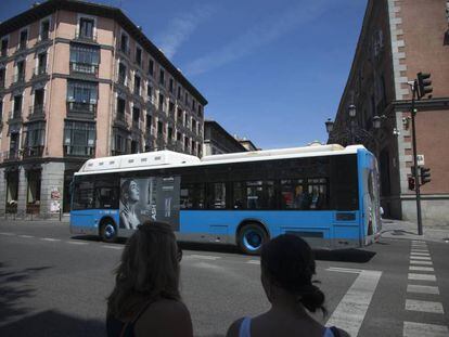 Un autobús de la EMT circula por la calle de Bailén.