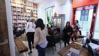 Asistentes a un evento el lunes en Cesta República, una galería de arte en Chueca que se ha convertido en lugar de reunión habitual de la comunidad venezolana en Madrid.