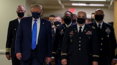 Trump aparece por primera vez con mascarilla en público durante una visita a un hospital el pasado 11 de julio. En vídeo, el presidente de Estados Unidos planea enviar fuerzas de seguridad para proteger las ciudades principales.