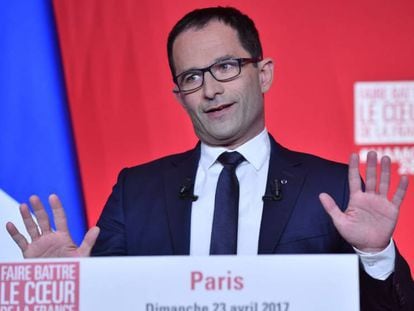 El candidato socialista Benoit Hamon da un discurso en Paris tras conocer su derrota en la primera vuelta de las elecciones presidenciales francesas.