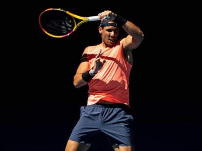 Nadal golpea la bola durante un entrenamiento de esta semana en Melbourne.