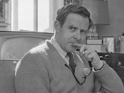 El escritor y novelista espía inglés John Le Carré fotografiado en Inglaterra en marzo de 1965.