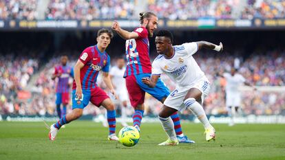 Vinicius regatea a Óscar Mingueza, en un partido entre el Real Madrid y el Barcelona.