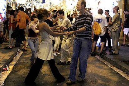 Baile en la calle de Joan Blanques, durante las fiestas de Gràcia de 2005.