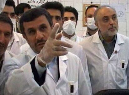 El presidente iraní, Mahmud Ahmadineyad, en una sala de control mientras se cargan barras de combustible nuclear en el reactor de investigación en Teherán. (Imagen de la televisión estatal)