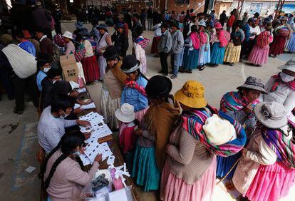 Pese a la división de los horarios de votación para evitar aglomeraciones, las escuelas en las que se colocaron las urnas estuvieron colmadas de gente, como muestra esta imagen de Cohoni.