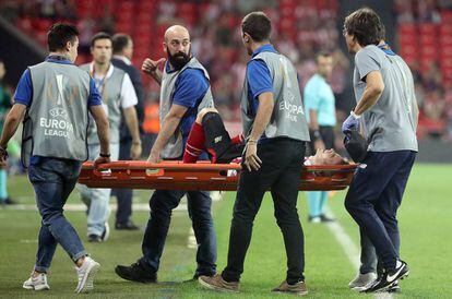 Iker Muniain es retirado en camilla este jueves tras lesionarse.