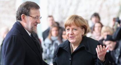 La canciller alemana, Angela Merkel  conversa con el presidente del Gobierno espa&ntilde;ol, Mariano Rajoy, durante un encuentro en Berl&iacute;n