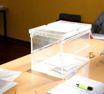 Imagen de archivo de una urna en una mesa electoral.