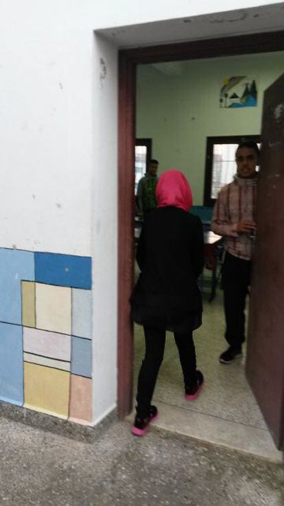 Ikram Bechtaoui, de 15 años, entra en un aula del centro de apoyo escolar en Beni Makada.
