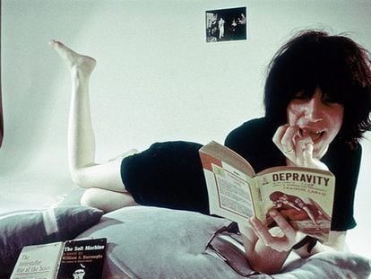 Patti Smith lee un libro en una imagen de archivo.