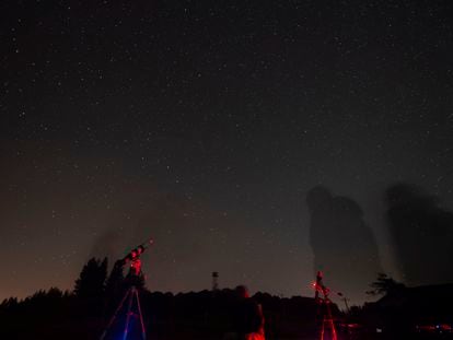 Personas observan las estrellas durante las Perseidas,  en la localidad cántabra de La Hayuela, España.
