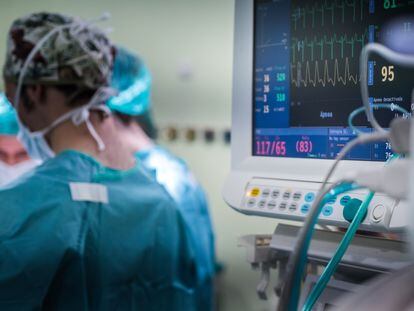 Cirujanos en una sala de operación del NHS.