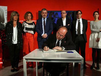 El primer secretari del PSC, Miquel Iceta, firma el llibre de condol.