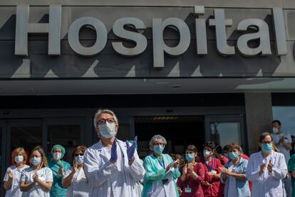 Sanitarios del Hospital de La Paz, en Madrid, homenajean a un compañero fallecido por coronavirus.
