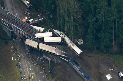 Una imagen aérea del tren descarrilado cerca de Seattle, EE UU.