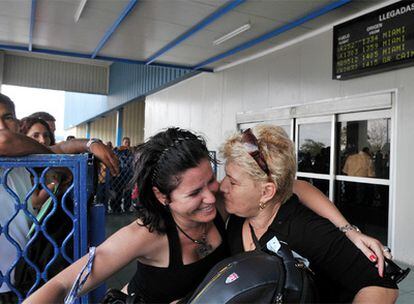 Una mujer es recibida en el aeropuerto José Martí de La Habana.