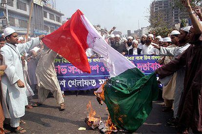 Manifestantes musulmanes queman una bandera italiana en Dhaka, capital de Bangladesh, en protesta por las caricaturas.