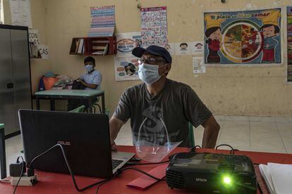 Los maestros, preocupados por el rezago educativo, visitaban una vez a la semana la comunidad para entregar las tareas, pero el estudio recaía en los menores y sus padres.