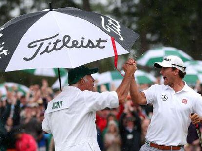 Scott y Steve Williams celebran el birdie en el 18, antes del desempate.