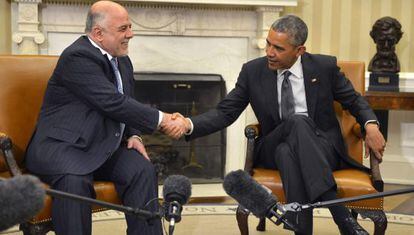 Obama estrecha la mano al primer ministro iraqu&iacute; Haidar al Abadi.
