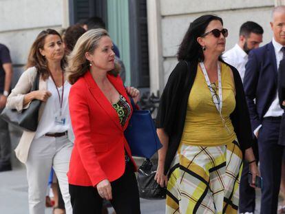 La ministra de Economía, Nadia Calviño, camina hacia la votación de investidura.