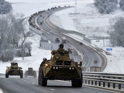 Un convoy de vehículos blindados de las Fuerzas Armadas rusas se desplazaba por una carretera de Crimea, el pasado día 18.