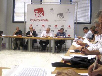 El coordinador de IU-Extremadura, Pedro Escobar (en primer término), y, al fondo en el centro, Cayo Lara. 