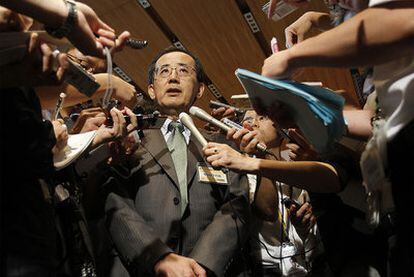 El gobernador del Banco de Japón, Masaaki Shirakawa, atiende a la prensa, ayer en Tokio.