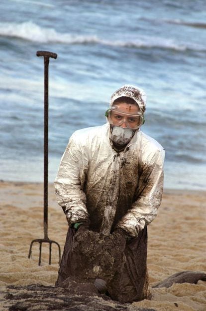 Voluntario en Lira, Carnota, para limpiar la Marea negra del 'Prestige'.