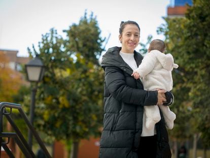 Miriam Valdés y su hijo, inmunizado contra la bronquiolitis, fotografiados este viernes en Madrid.